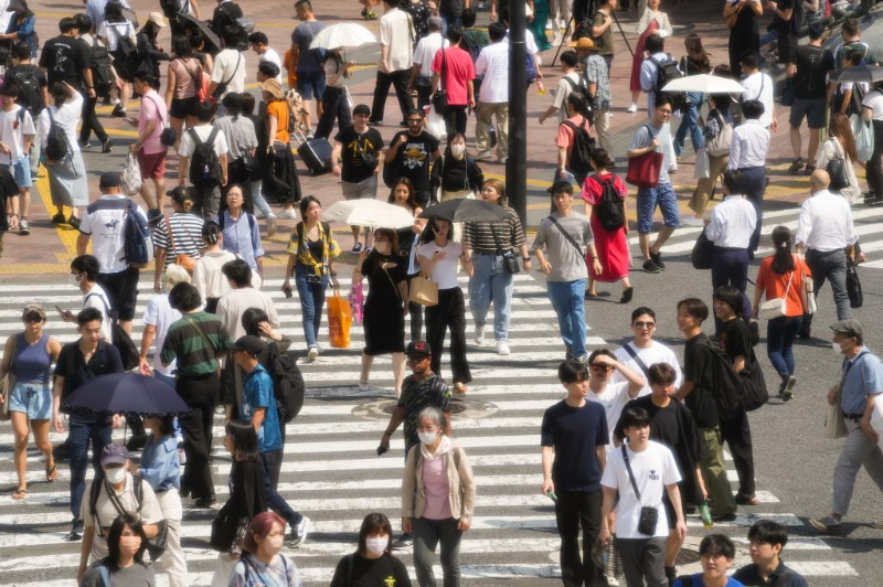 2023年6月29日，人们在日本东京涩谷街头行走。新华社记者张笑宇摄