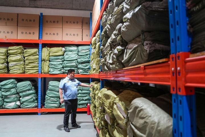6月18日，在湖南省长沙市天心区防汛物资仓库，应急管理局工作人员在检查防汛物资。新华社记者 陈思汗 摄
