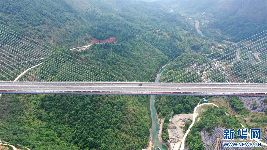 平塘“天空之桥”一景（资料图）。新华网 周远钢 摄