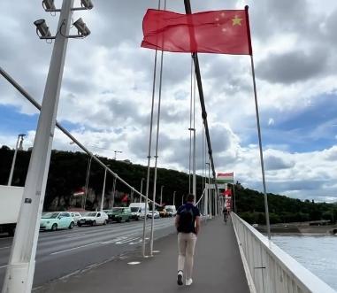 当地时间5月7日，为迎接习近平主席到访，匈牙利首都布达佩斯的地标建筑及交通要道多瑙河伊丽莎白桥上挂起了中匈两国的国旗。图片来源： 中新网视频截图