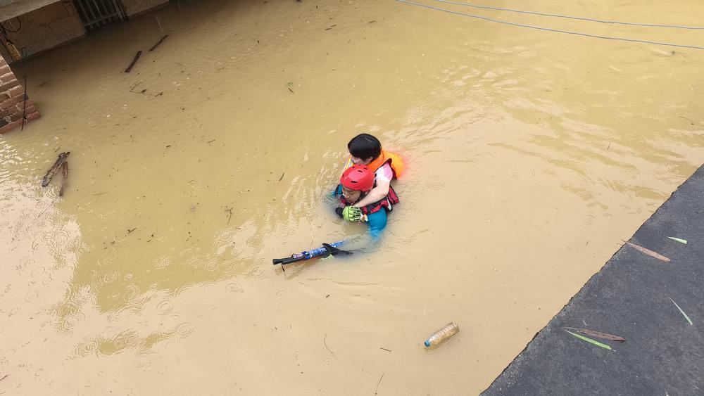 中山消防支队增援第三组2车13人参与大塘村救援，共发现12名被困群众。通讯员供图