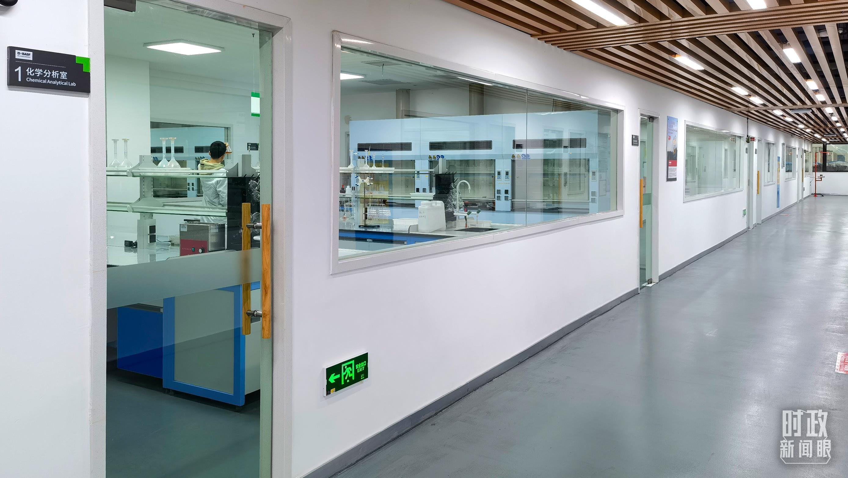 △巴斯夫杉杉电池材料有限公司化学分析室。(总台央视记者石丞拍摄)