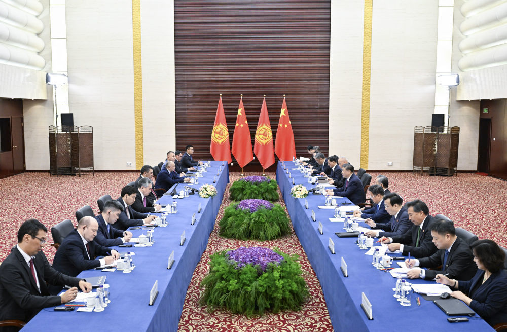 当地时间7月3日下午，国家主席习近平在阿斯塔纳出席上海合作组织峰会前会见吉尔吉斯斯坦总统扎帕罗夫。新华社记者 殷博古 摄