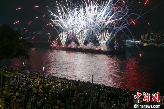 5月1日晚，香港首场定期海上烟火表演在尖东海滨登场。 中新社记者 陈永诺摄