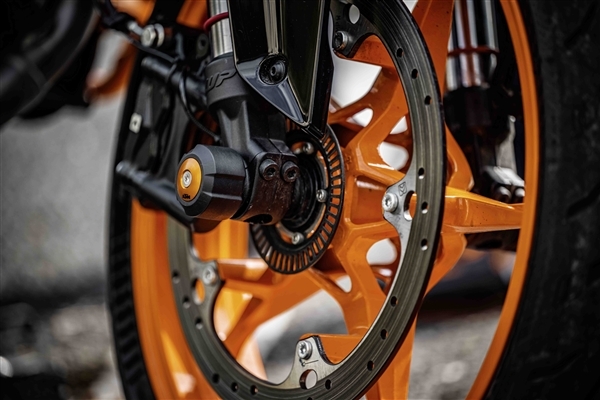 3万9千8!全新KTM 390 DUKE上市:单缸四冲程可弹射起步