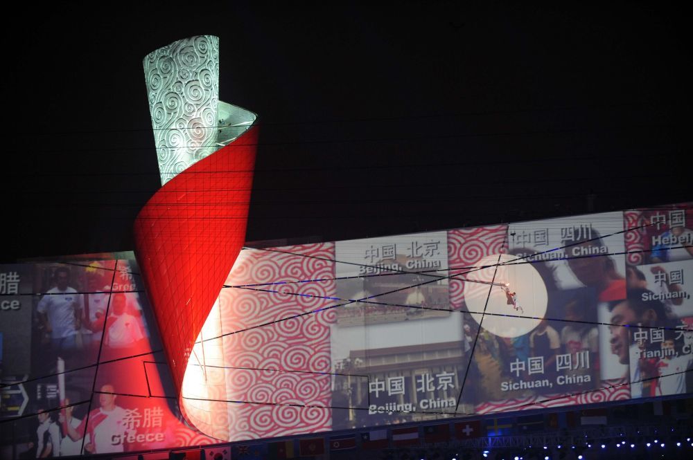 2008年8月8日晚,中国体操运动员李宁在北京奥运会开幕式上准备点燃主火炬塔的导火索。 新华社记者 郭大岳 摄