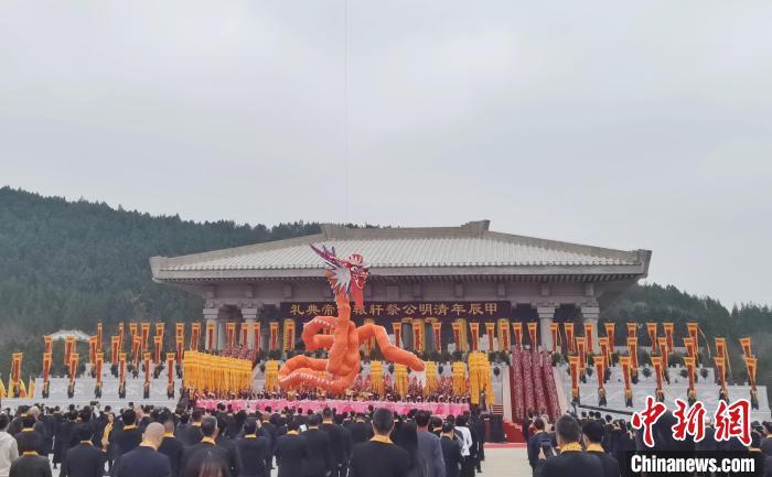 甲辰(2024)年清明公祭轩辕黄帝典礼4日在陕西黄陵举行。　杨英琦 摄