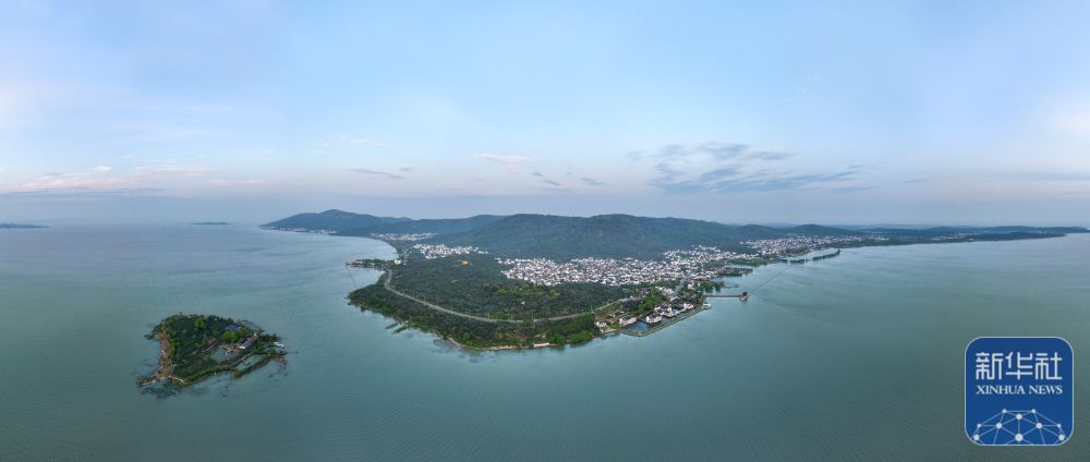 4月10日拍摄的苏州市吴中区东山镇太湖景色（无人机照片）。