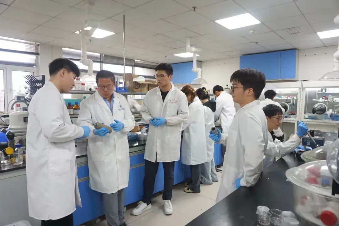 解明（左二）在实验室。 “江汉大学”微信公众号 图