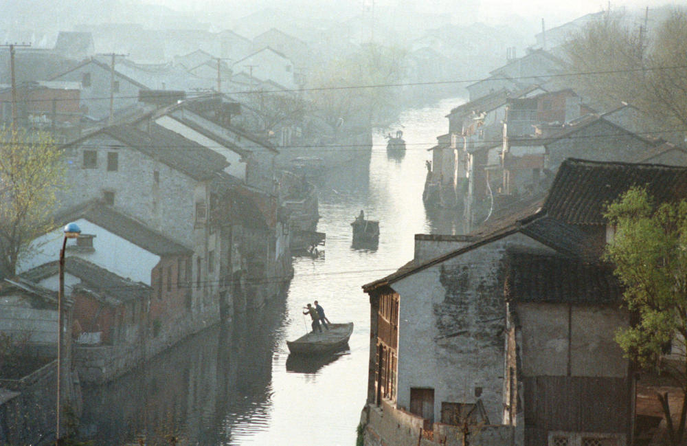1983年拍摄的江苏无锡古运河一景。