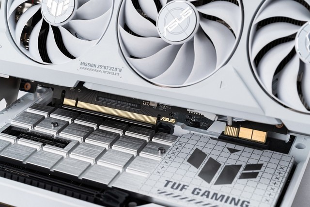摆脱理线烦恼!TUF GAMING 4070Ti SUPER WHITE背置显卡