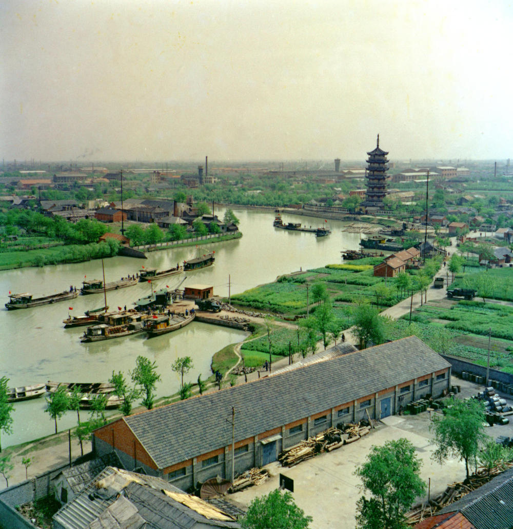 1980年拍摄的江苏扬州古运河风光。
