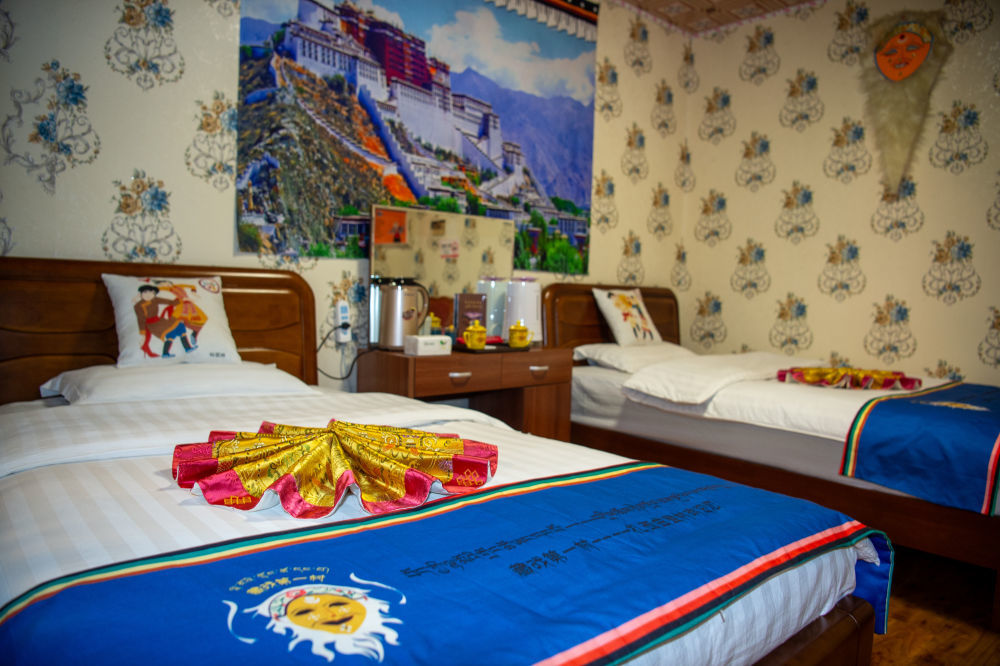 图为扎西曲登社区一家民宿的藏戏主题客房（6月24日摄）。新华网 旦增努布 摄