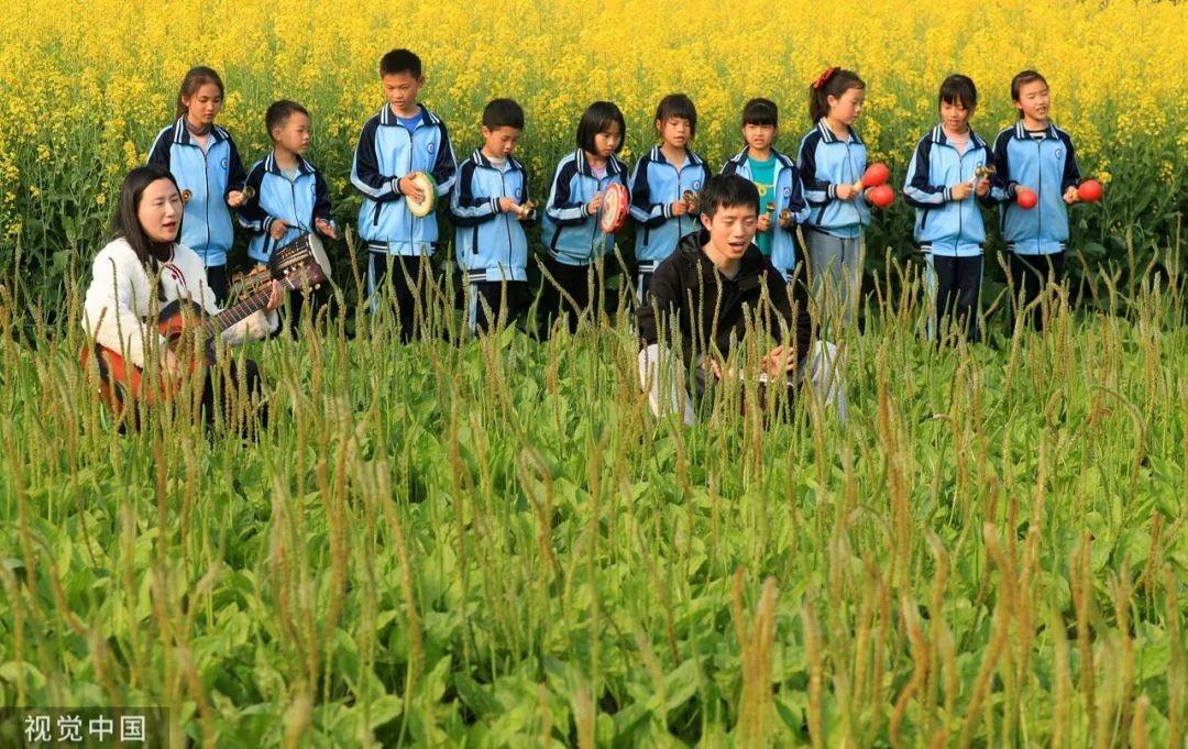 2023年3月22日，江西省吉安市泰和县，小学生在田野里上兴趣音乐课