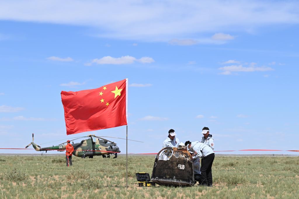 2024年6月25日14时7分，嫦娥六号返回器携带来自月背的月球样品安全着陆在内蒙古四子王旗预定区域，探月工程嫦娥六号任务取得圆满成功。新华社记者 贝赫 摄