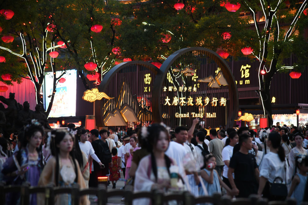 8月6日，游客在西安大唐不夜城步行街游览。新华社记者 张博文 摄