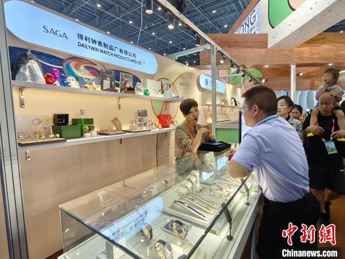 中新社记者王子谦摄第三次参加消博会,得利钟表制