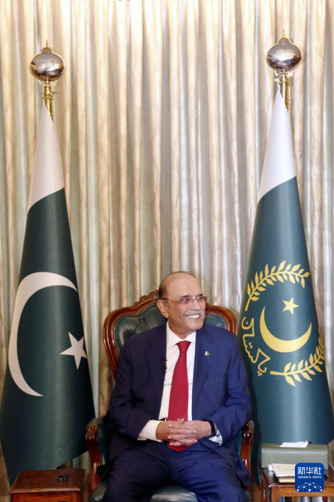 5月17日，巴基斯坦总统阿西夫·阿里·扎尔达里在首都伊斯兰堡总统府接受中国媒体联合采访。新华社发（艾哈迈德·卡迈勒摄）