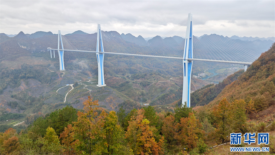 近日拍摄的平塘“天空之桥”一景。新华网 周远钢 摄