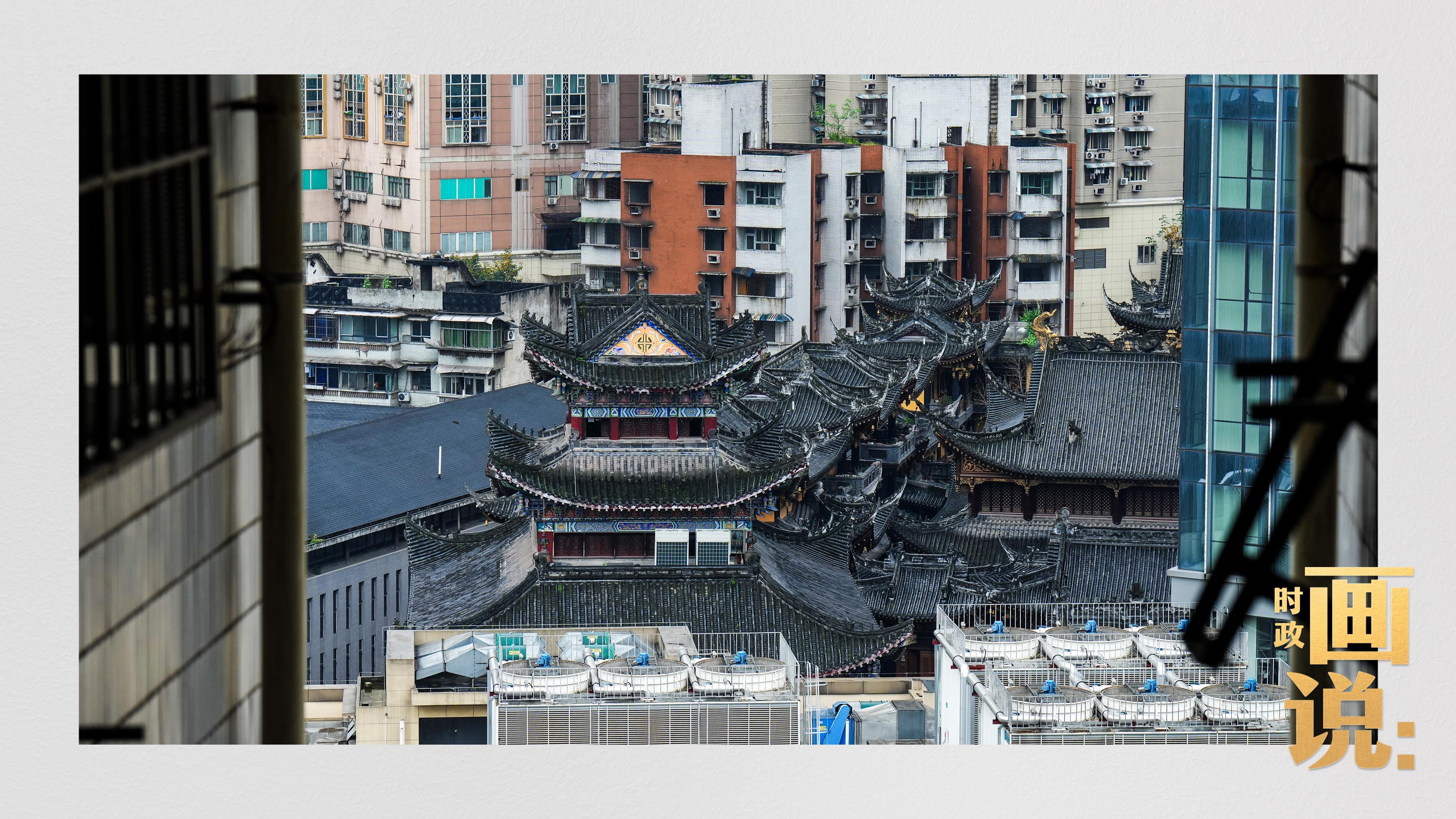 细雨中的解放碑步行街,骑在父亲肩膀的小女孩好奇张望.