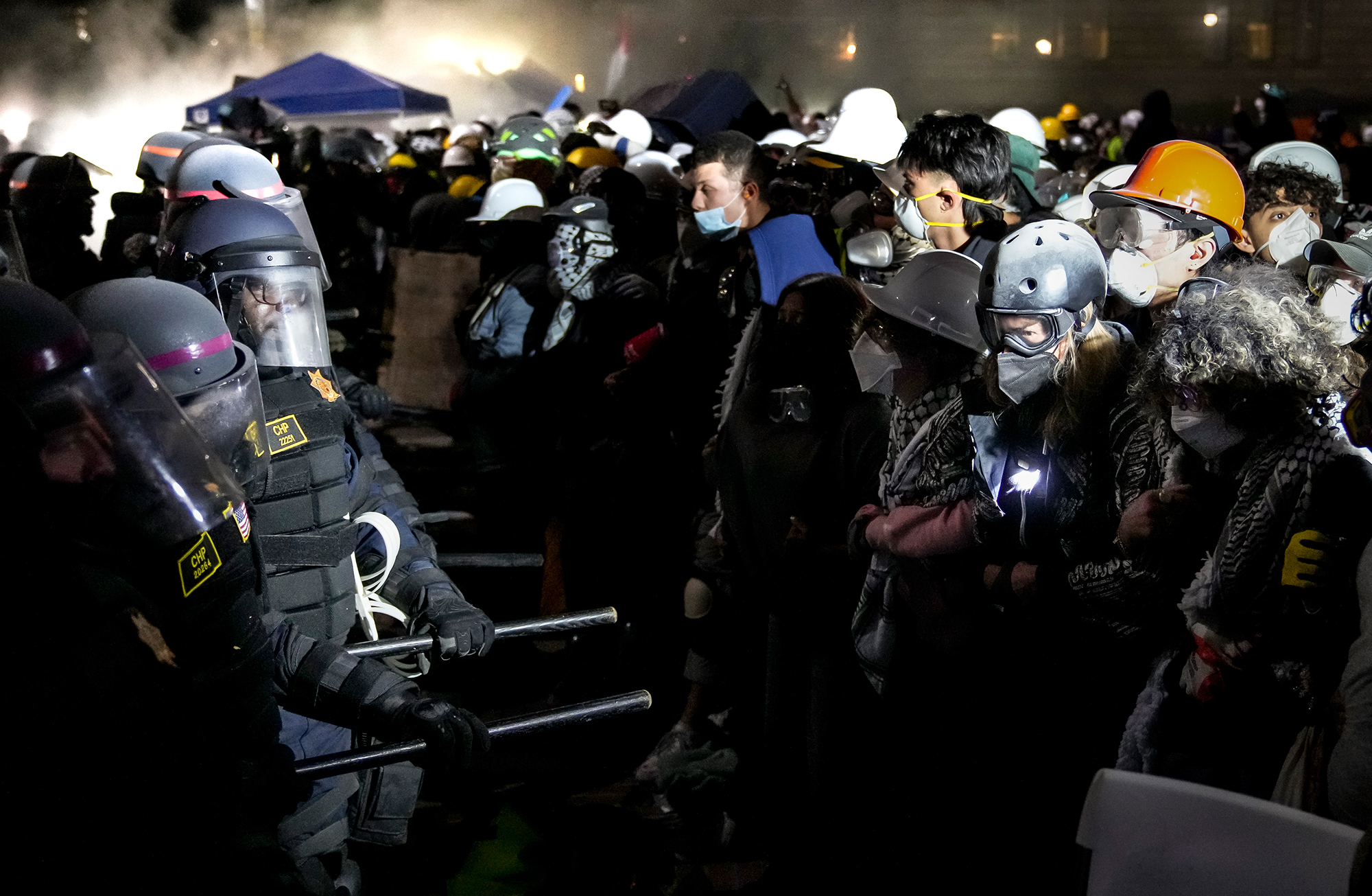 当地时间5月2日，美国洛杉矶，美国警方在加州大学洛杉矶分校校园中拆除抗议者营地，并逮捕了132名抗议者。 图自IC Photo