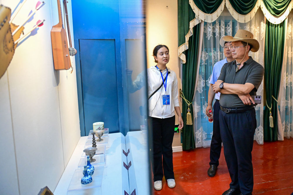 在伊犁哈萨克自治州伊宁市喀赞其民俗旅游区，游客在锡伯车马店观光游览（7月27日摄）。