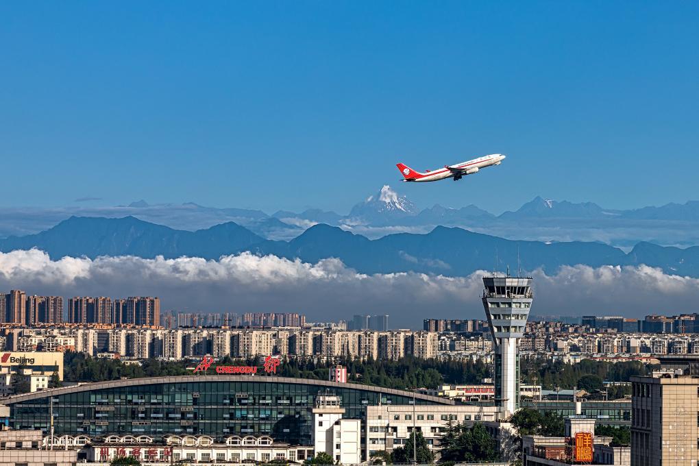 一架飞机从成都双流国际机场起飞。（四川航空公司供图）