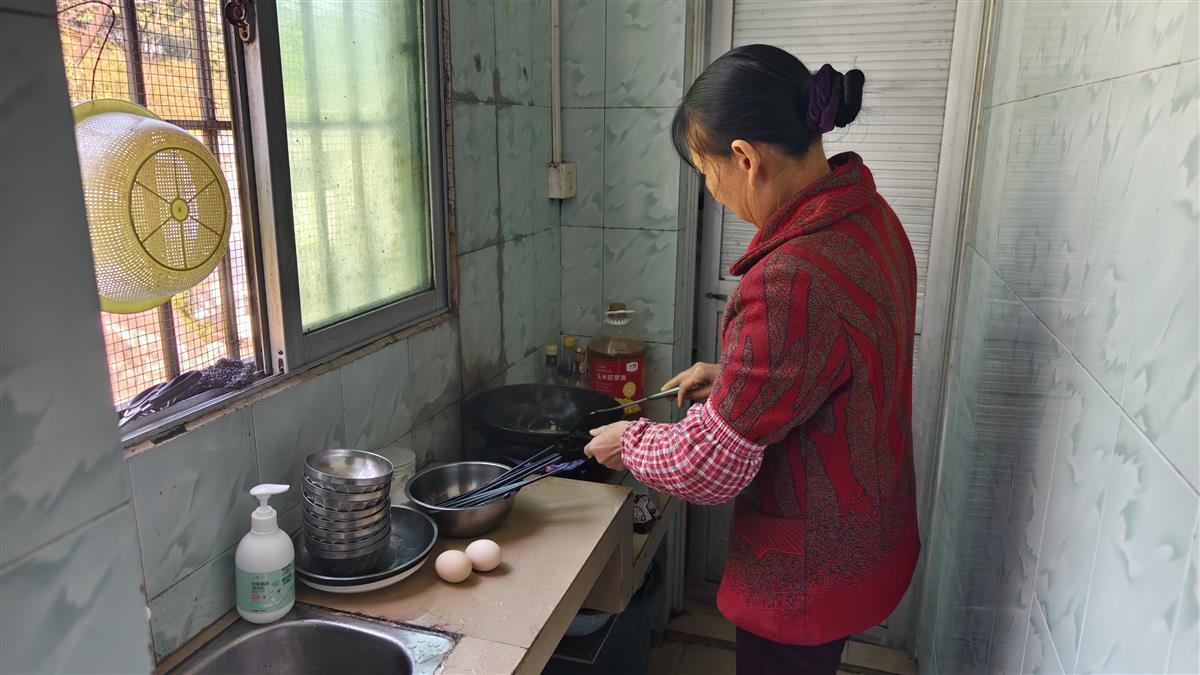 孩子奶奶在作念菜 极目新闻记者摄.jpg