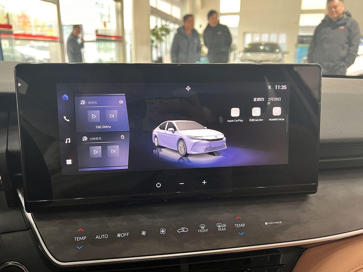 取消2.5燃油版,新增2.0HEV动力,8155芯片上车,全新凯美瑞实拍