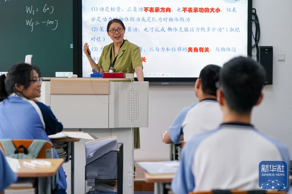 9月3日，在南京市聋人学校，史学军手语、口语结合，为学生上课。