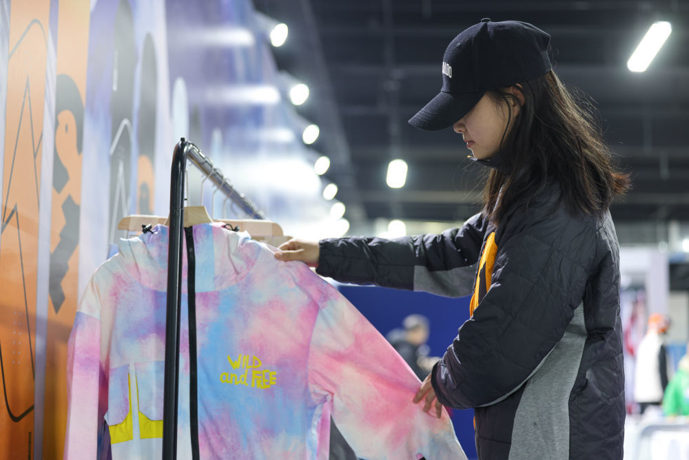 ↑2023年12月16日，顾客在首届呼伦贝尔&middot;海拉尔冰雪产品冬季展销会上挑选雪服。新华社记者 王楷焱 摄