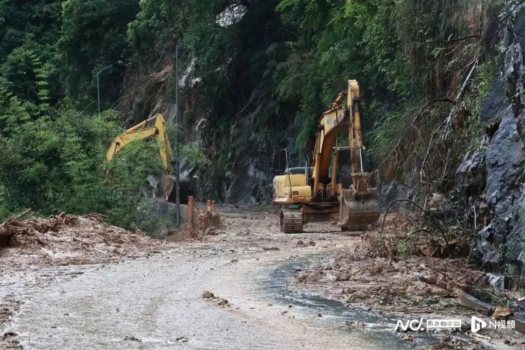 道路清障车在紧张作业中 /图源：南方都市报