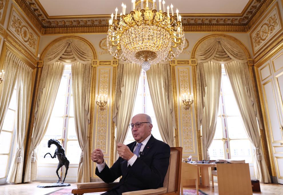 2023年12月12日，在位于法国巴黎的宪法委员会主席办公室里，法比尤斯接受新华社记者独家专访。新华社记者高静 摄