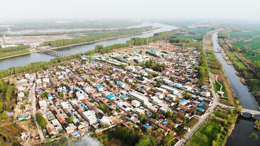 这是2021年4月13日拍摄的沂蒙老区临沭县曹庄镇朱村（无人机照片）。新华社记者 王凯 摄