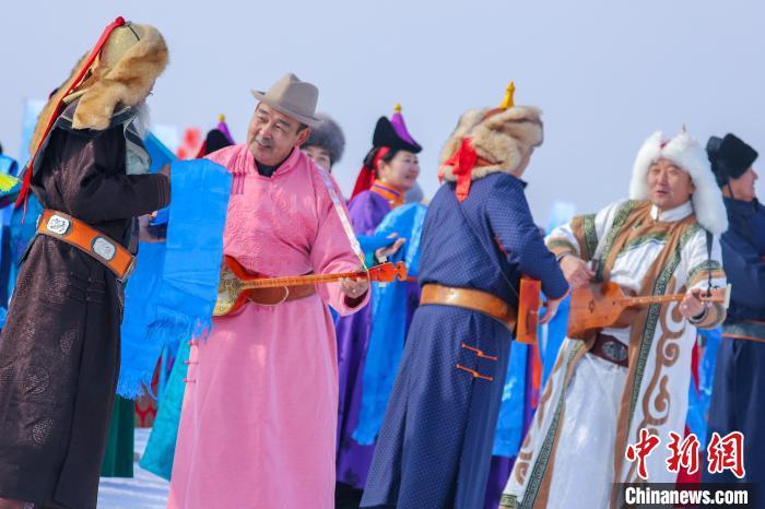 非遗传承人和民间艺人在表演蒙古族英雄史诗《江格尔》。杨辈兰 摄