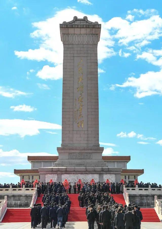 2018年9月30日，烈士纪念日向人民英雄敬献花篮仪式在北京天安门广场隆重举行。新华社记者 申宏 摄