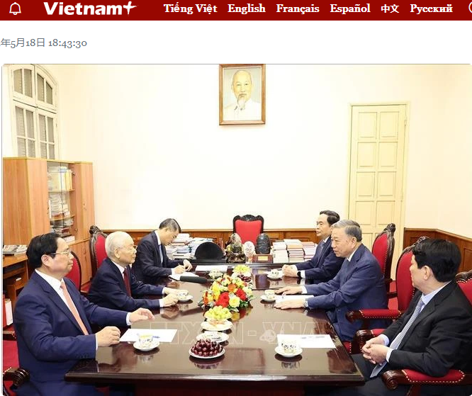 5月18日,越共中央总书记阮富仲(左二)主持召开主要领导人会议。右二为苏林。(越通社报道截图)