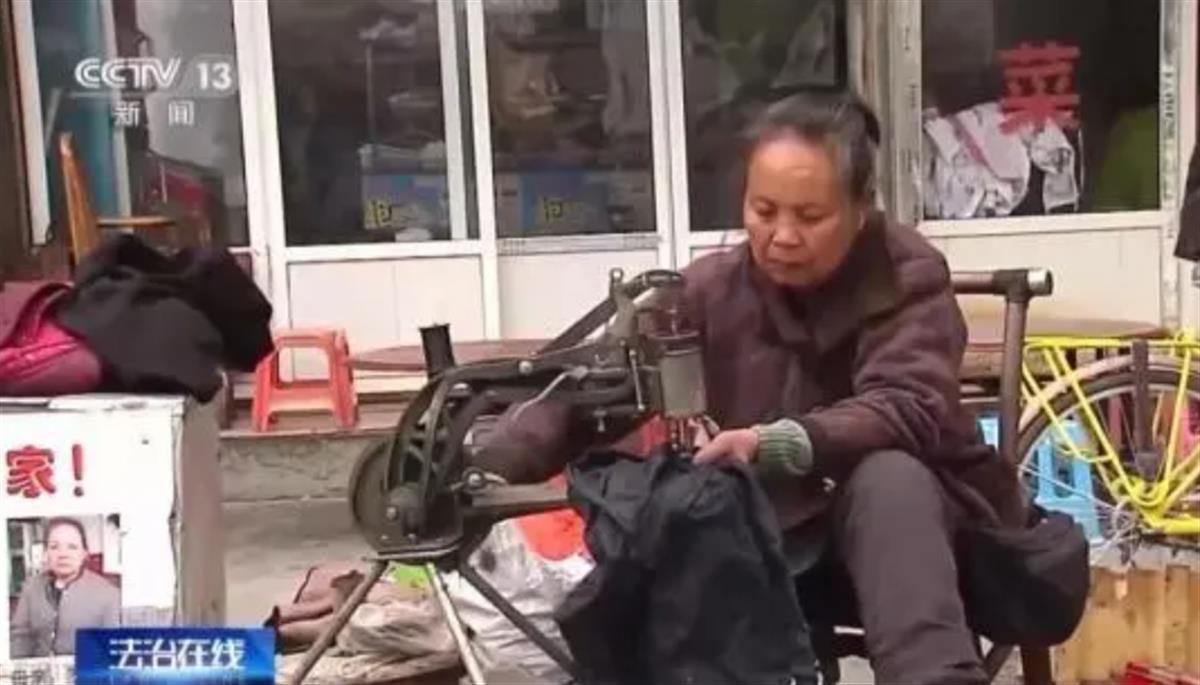 罗兴珍摆摊27年等儿女回家 （图源：法治在线）