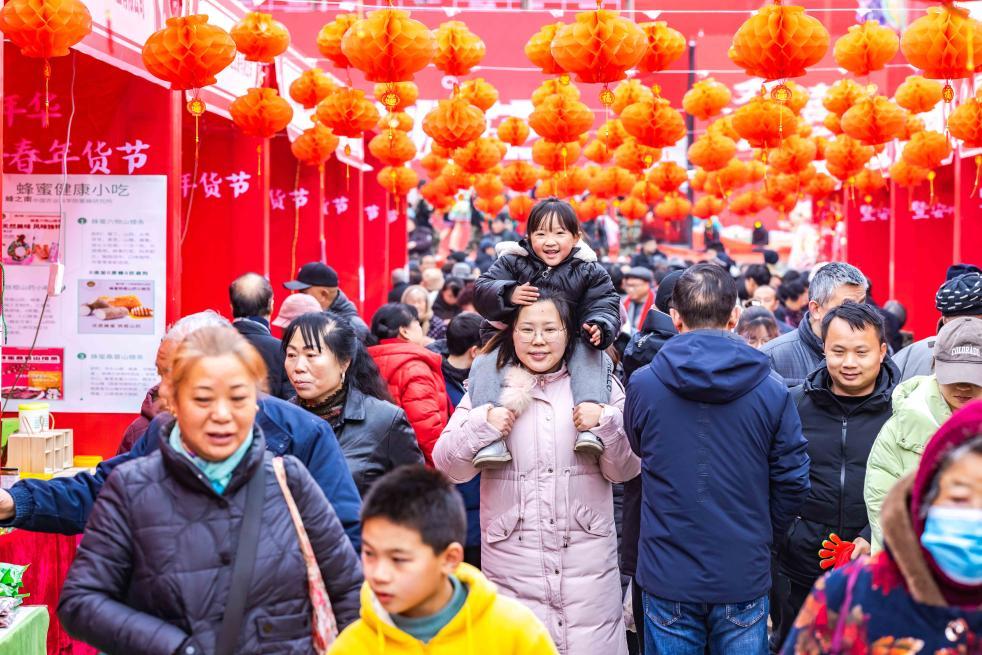 1月28日，市民在贵州省安顺市西秀区一处年货市场上购置年货。新华社发（陈熙摄）