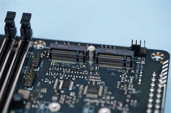 正面没有一根线!铭瑄H770YTX D5 WIFI主板图赏