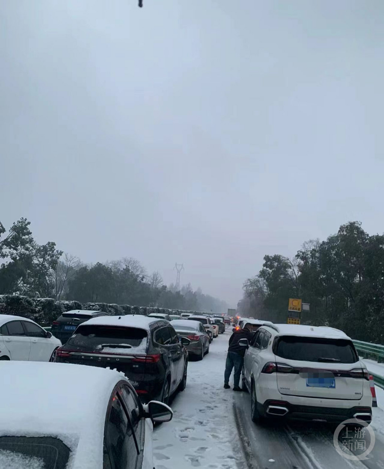 国内多条高速大雪封路这些暖心身影让人感动