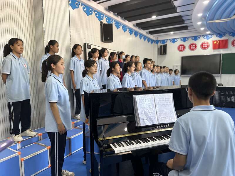 6月25日，在内蒙古自治区呼和浩特市土默特学校，初一同学们正在进行合唱排练。中青报·中青网记者 石佳/摄