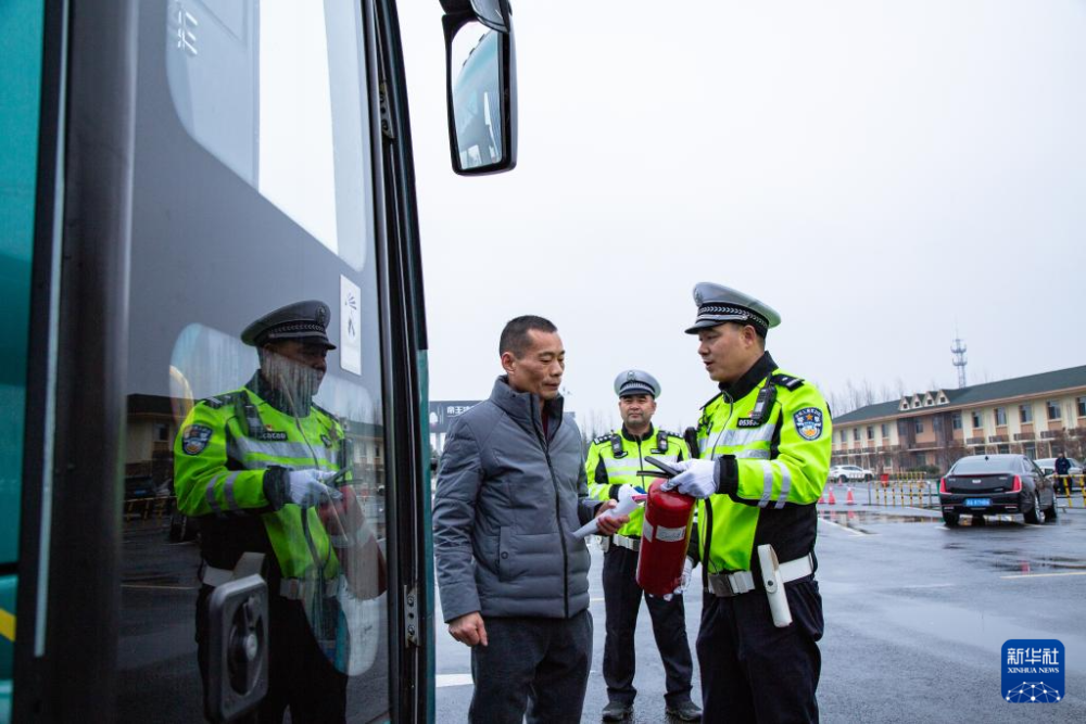 江苏省常州市公安局交警支队高速公路一大队一级警长李忠(右二)生前的