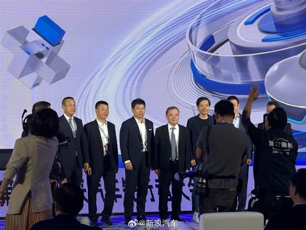 雷军余承东罕见同框 现场互相喊话:华为在硬核科技领先小米等友商