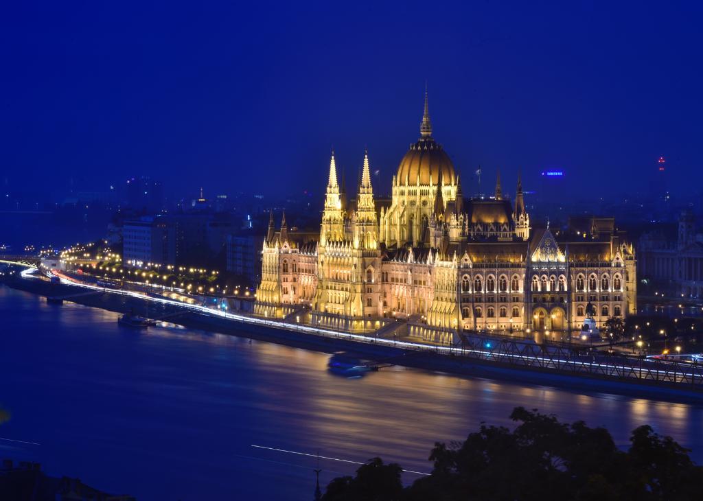 2016年9月17日在布达佩斯拍摄的匈牙利国会大厦夜景。