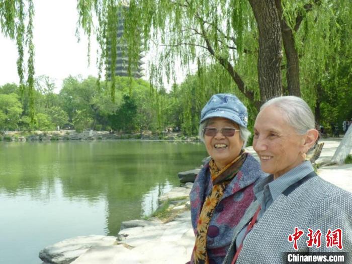 2019年，哈菲佐娃(右)与中国同学吕桂珍在北京大学重逢。她们上一次见面，是在1963年。(受访者供图)