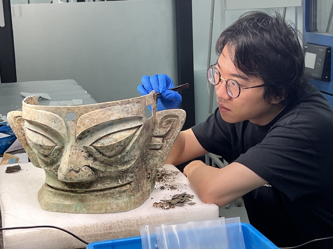 上博文物修复人员清理三星堆出土青铜文物