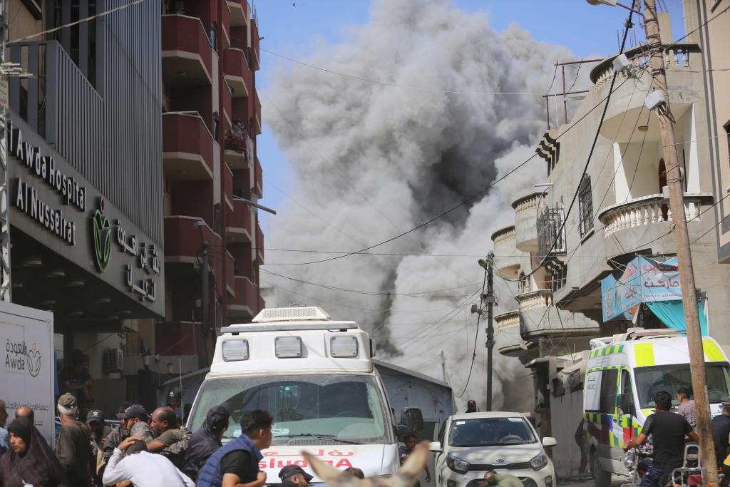 6月8日，在加沙地带中部努赛赖特难民营，以军袭击后浓烟滚滚。新华社发（马尔万·达乌德摄）