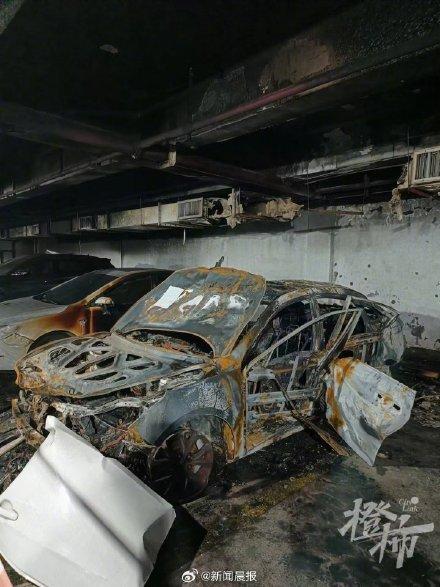 杭州一小区车库电车充电时自焚，相邻车辆被烤成焦冰色，另外一辆车玻璃被炸脱