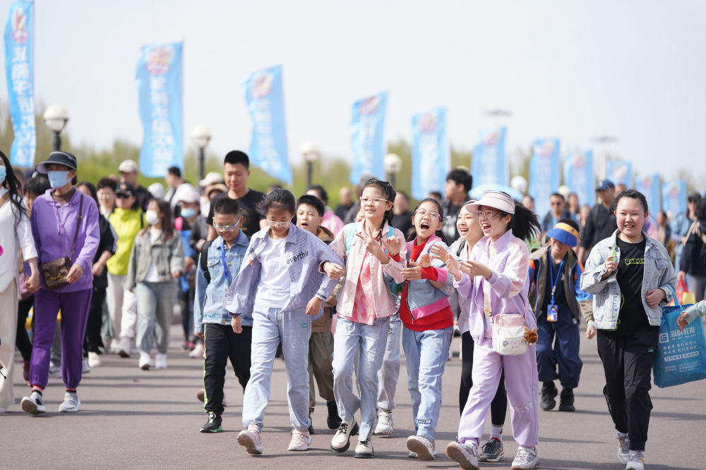 5月2日，游客在位于哈尔滨市的太阳岛国家级风景名胜区游览。 新华社记者 王松 摄